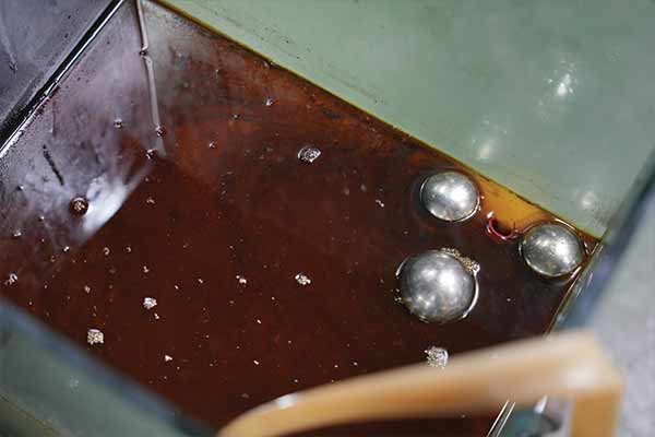 Dầu cắt gọt CNC không vệ sinh thường xuyên nổi váng bốc mùi hôi khó chịu